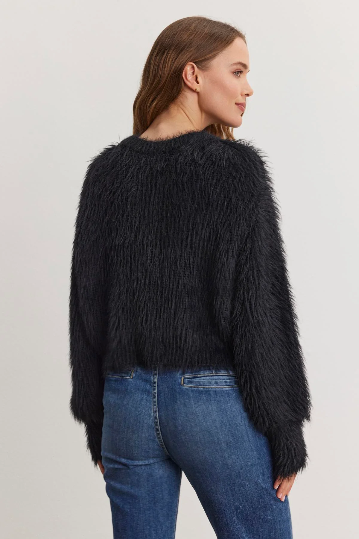HOLLAND FEATHER YARN CARDIGAN IN BLACK - Image 4