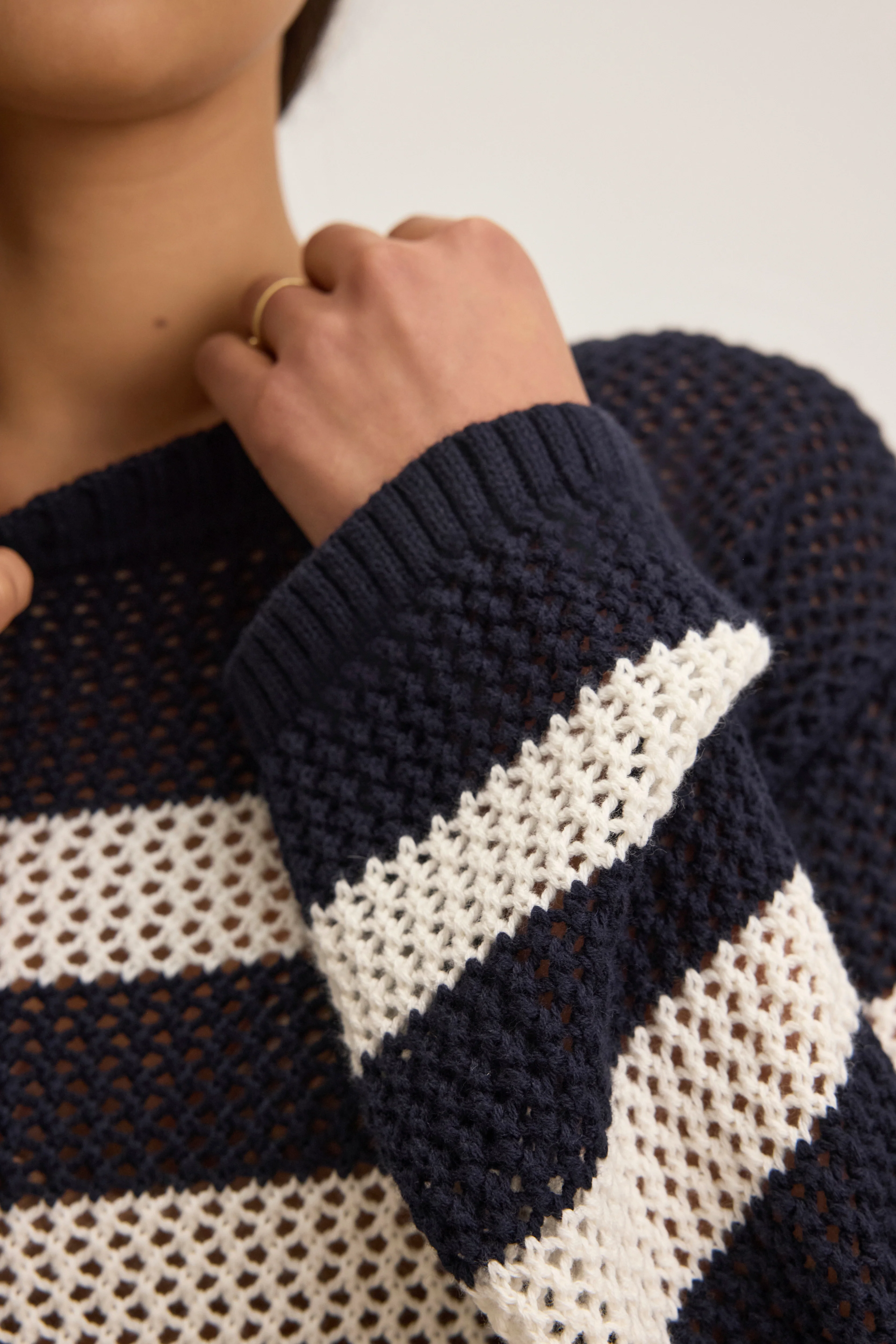 KANAN COTTON CASHMERE MESH SWEATER IN NAVY - Image 4