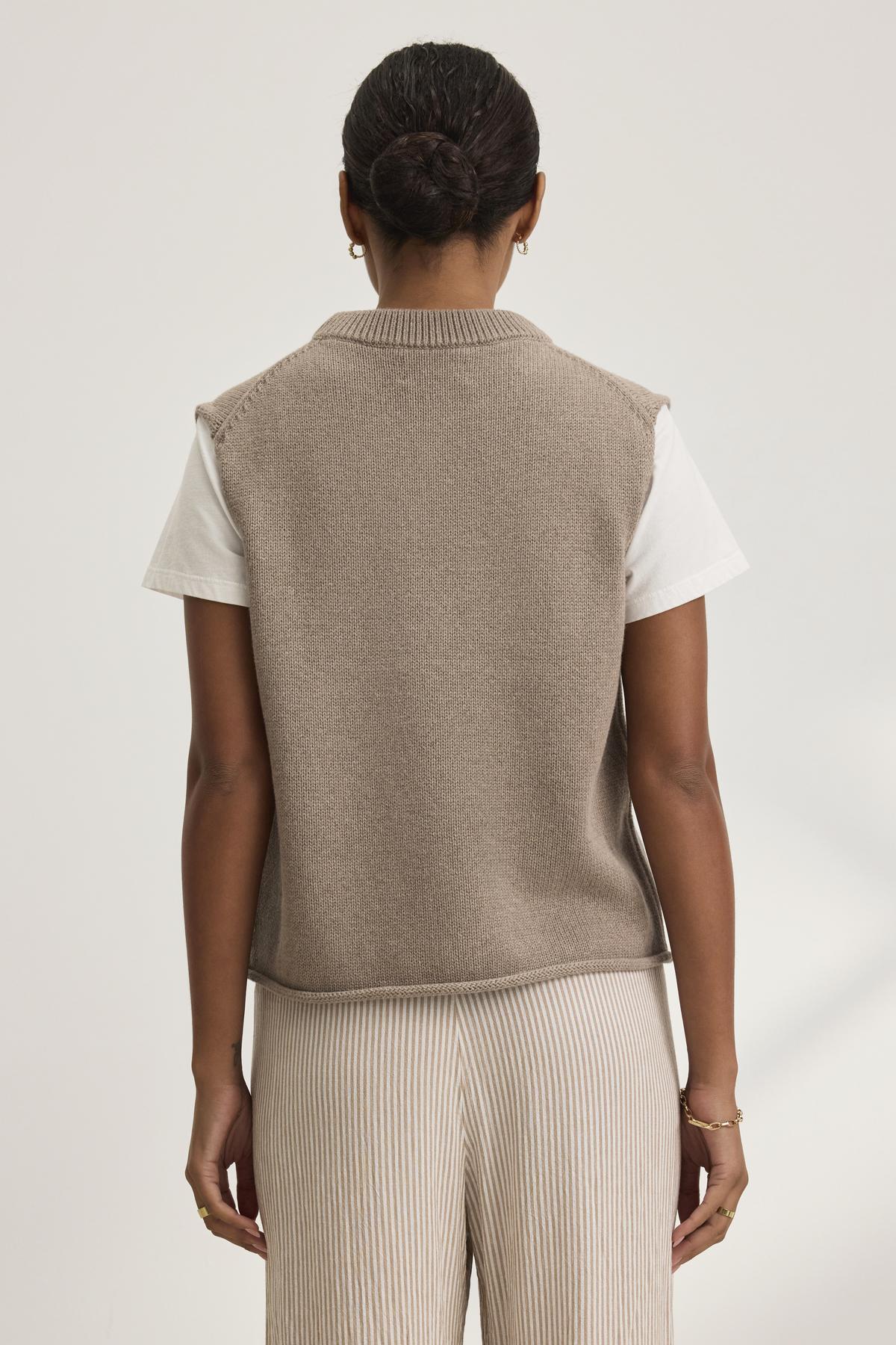 PAOLA CASHMERE SWEATER VEST IN MINK - Image 4