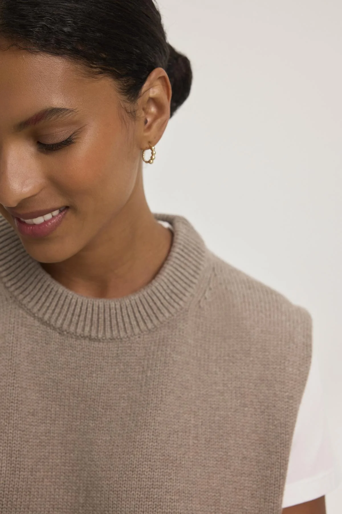 PAOLA CASHMERE SWEATER VEST IN MINK - Image 5