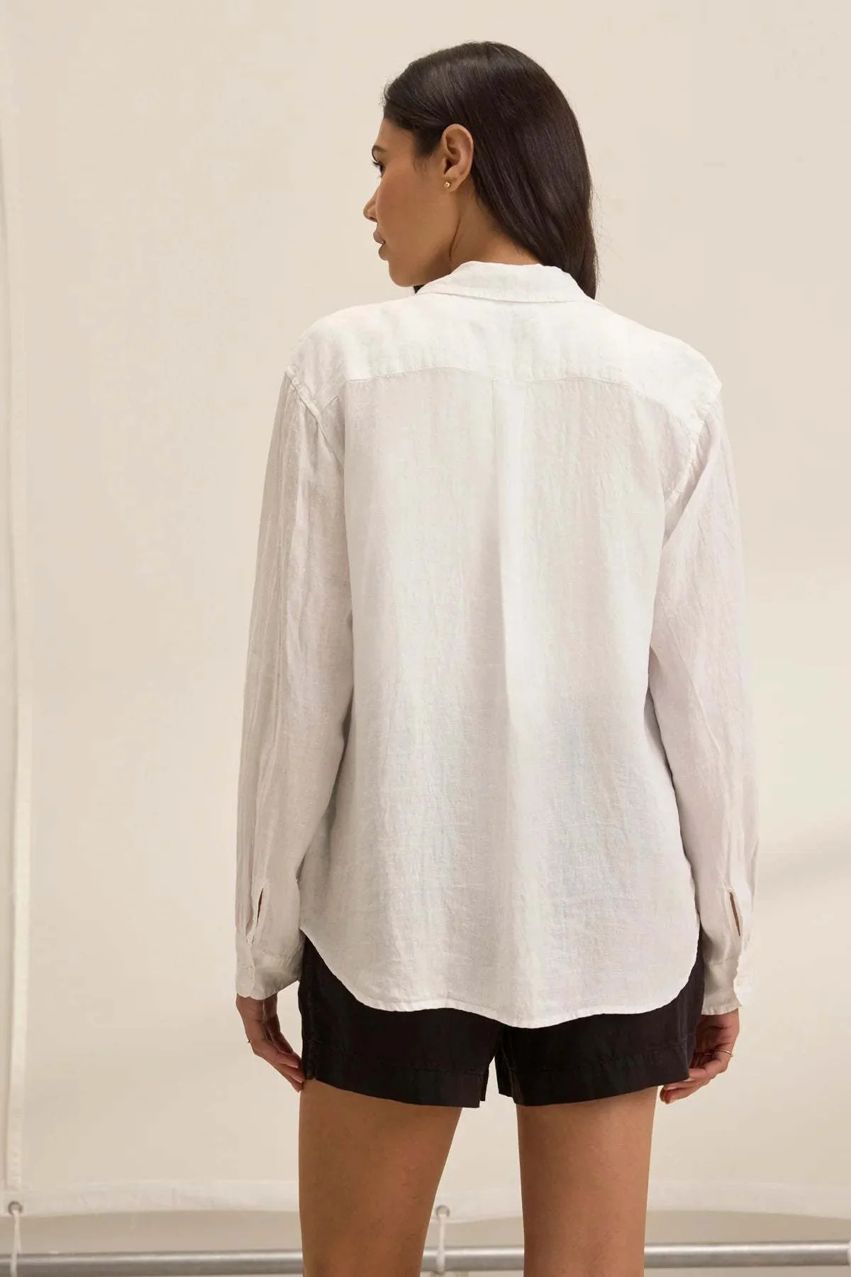SISI LINEN SHIRT IN BEACH - Image 3