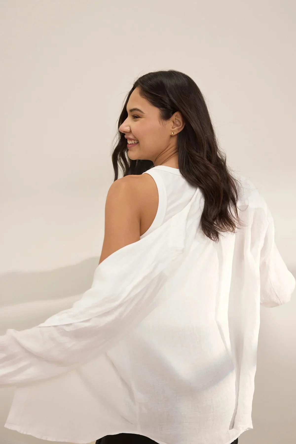 SISI LINEN SHIRT IN BEACH - Image 4