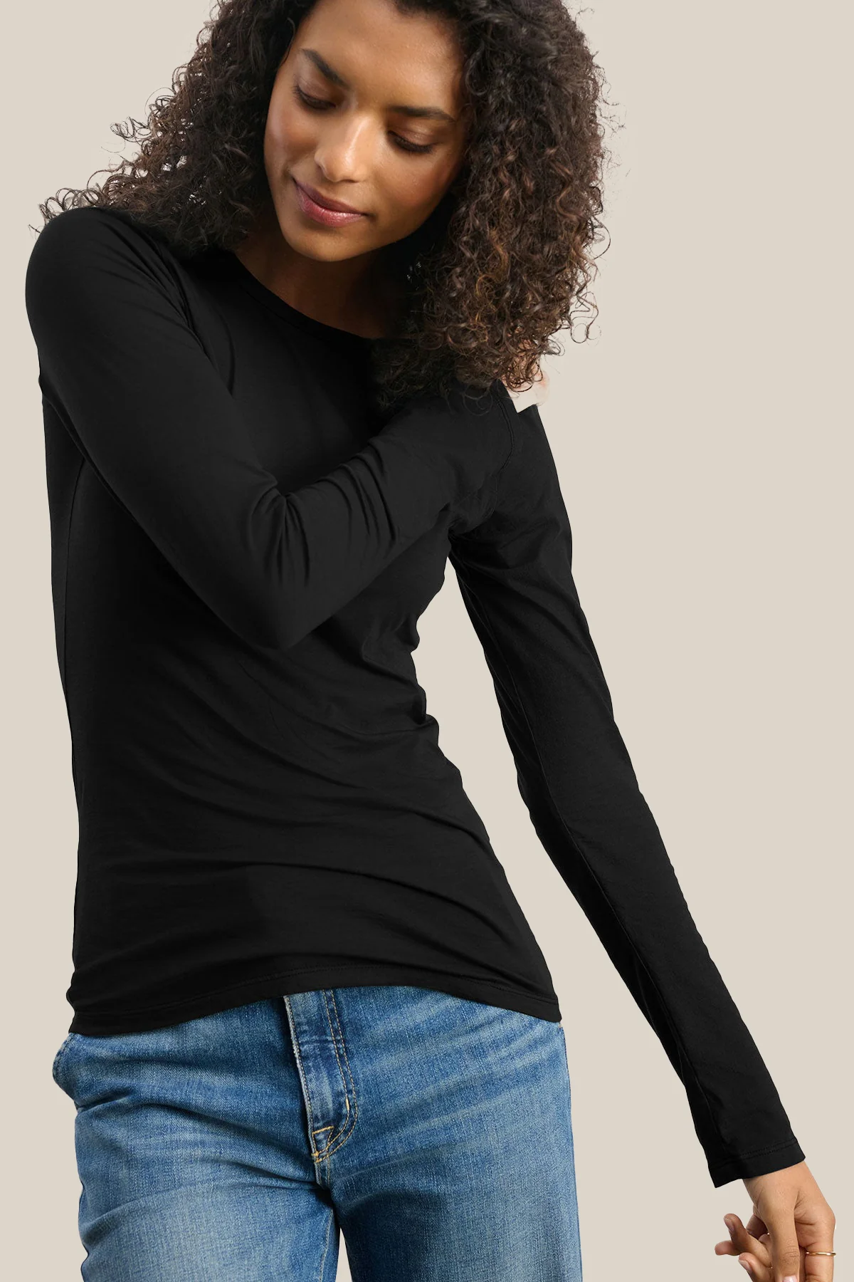 ZOFINA WHISPER CLASSIC T-SHIRT IN BLACK - Image 4